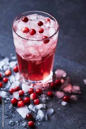 Alcoholic cocktail Cape Codder with vodka, cranberry juice and ice.