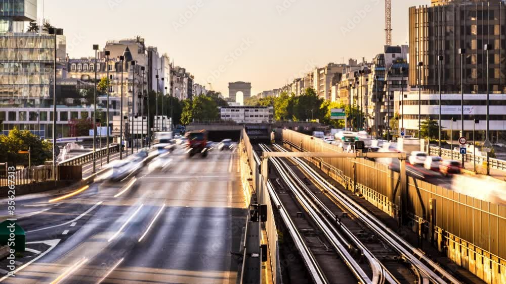 Traffic on avenue Avenue Charles de Gaulle with Arc de Triomphe de l’Étoile in background