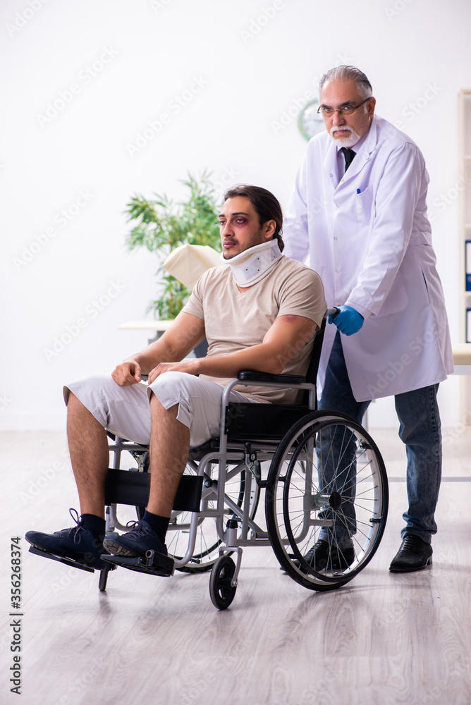 Young face injured man visiting experienced male doctor traumato Young face injured man visiting experienced male doctor traumato