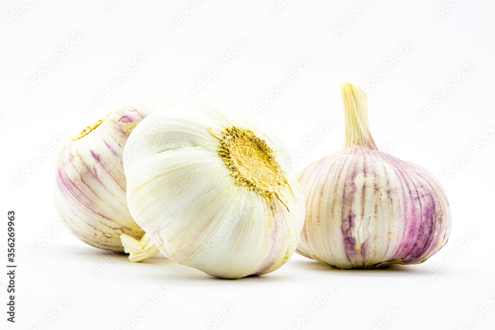 Obraz premium garlic isolated on white background