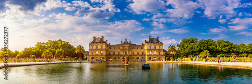 Φωτογραφία The Luxembourg Palace in The Jardin du Luxembourg or Luxembourg Gardens in Paris, France