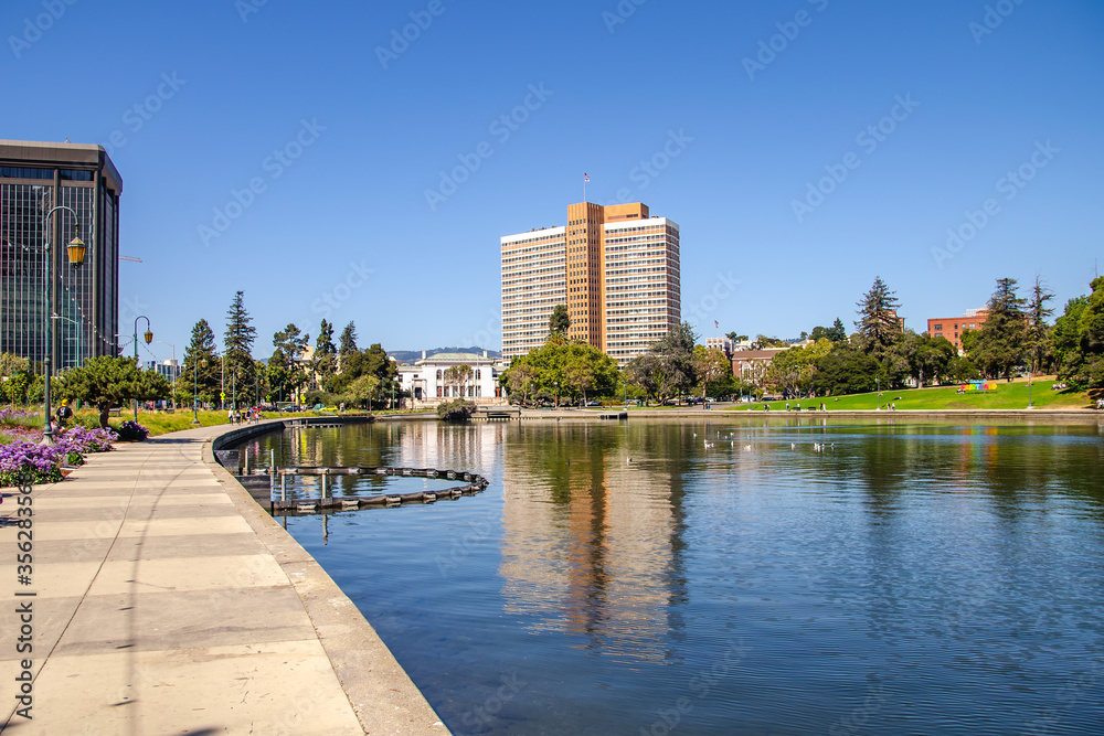 Fototapeta premium Picturesque park with the view Merritt Lake, Oakland, California