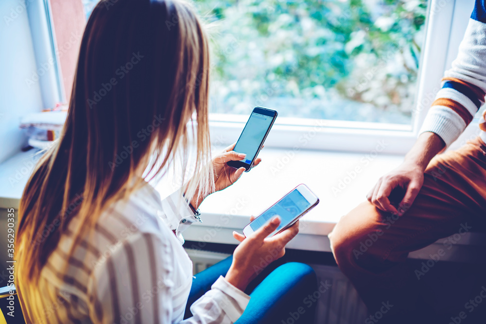 Fototapeta premium Messages using wifi 4G connection in coworking