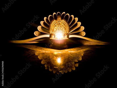 Foto Glowing Torch a reflection shot image