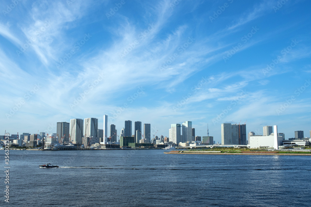 Tokyo waterfront skyline with copy space　東京湾と湾岸沿いのビル群 背景 コピースペース