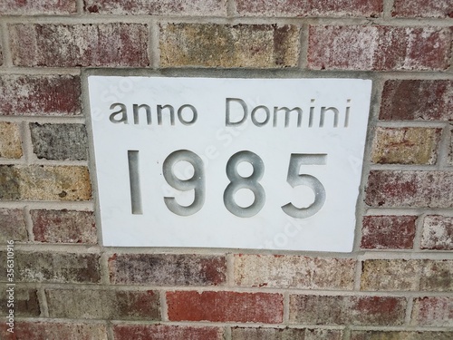 anno domini 1985 sign on brick wall