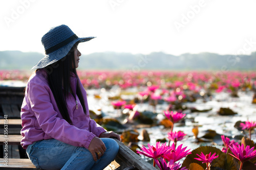 Billede på lærred beautiful asian woman Take a boat to admire the beauty Landscape red Lotus in th