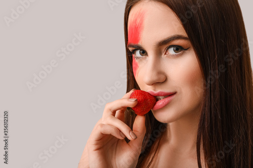 Sexy young woman with straw...