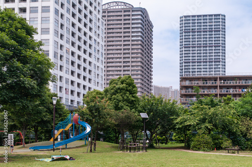 高層マンションと公園