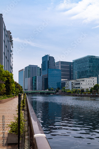 運河沿いのオフィスビル