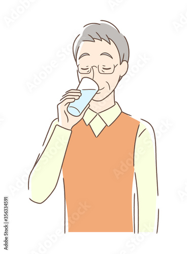 コップの水を飲む男性
