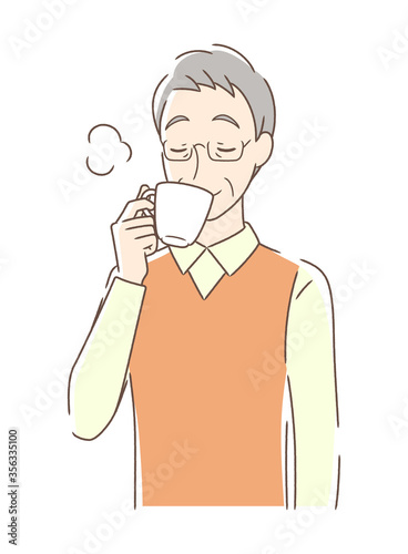 マグカップのコーヒーを飲む男性
