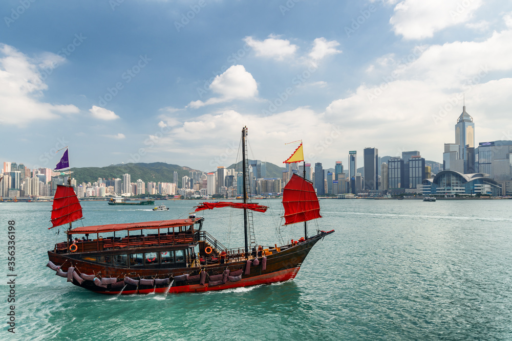 Obraz premium Traditional Chinese sailing ship in Victoria harbor, Hong Kong