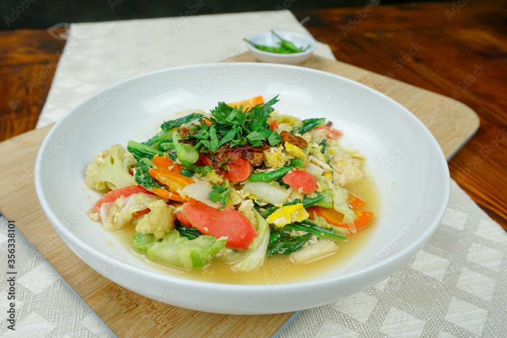 stir fried fresh vegetable on white plate. close up stir fried vegetable