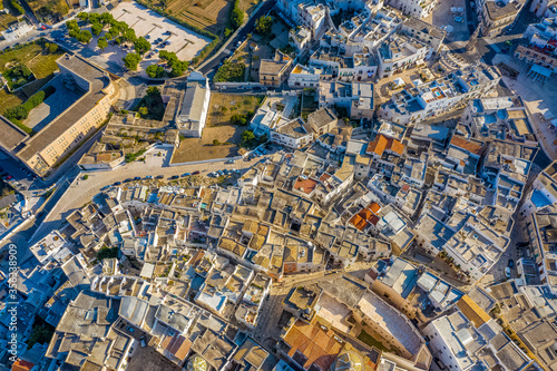 Die Stadt Ostuni in Italien aus der Luft