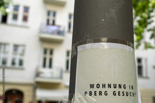 Wohnungsgesuch für eine Wohnung im Berliner Stdtteil Prenzlauer Berg (PBerg) an einem Laternenmast photo