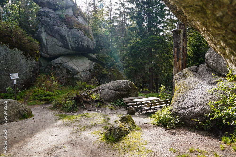 Wanderweg zwischen Felsen im Fichtelgebirge Wanderweg zwischen Felsen im Fichtelgebirge