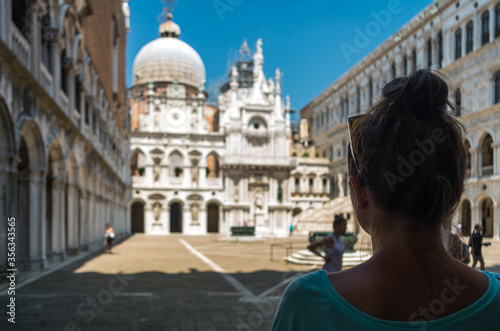 Turystka w Pałacu Dożów w Wenecji, Włochy. 