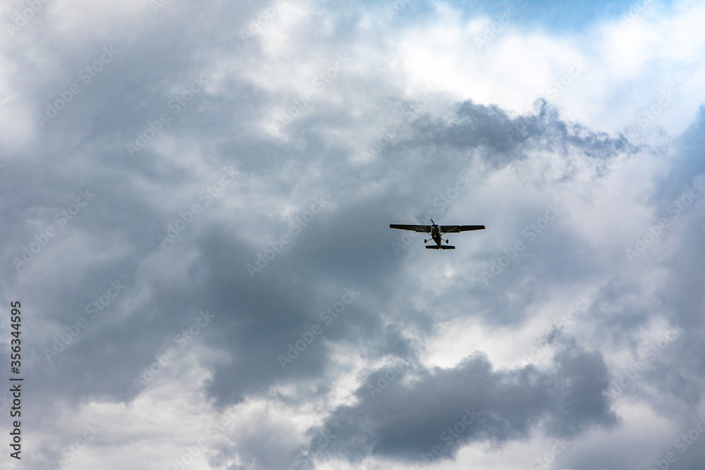 Flugzeug in Wolken