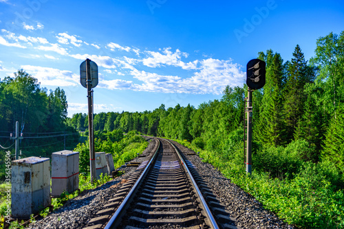 Bend of the railway track in the middle plan of the semaphore