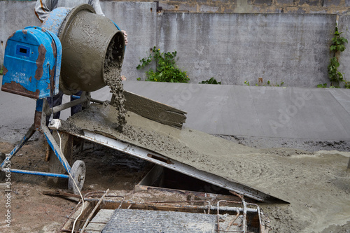 Schilderij op canvas Concrete mixer at a construction site. Concreting of floors