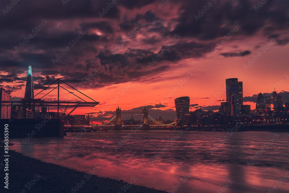 Obraz premium Long exposure Skyline during sunset. Shard, tower bridge and the city of London along the Thames