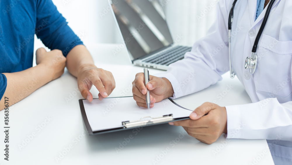 Doctor is currently diagnosing the disease and giving advice to psychiatric patients, Health analysis and consultation and treatment concept.