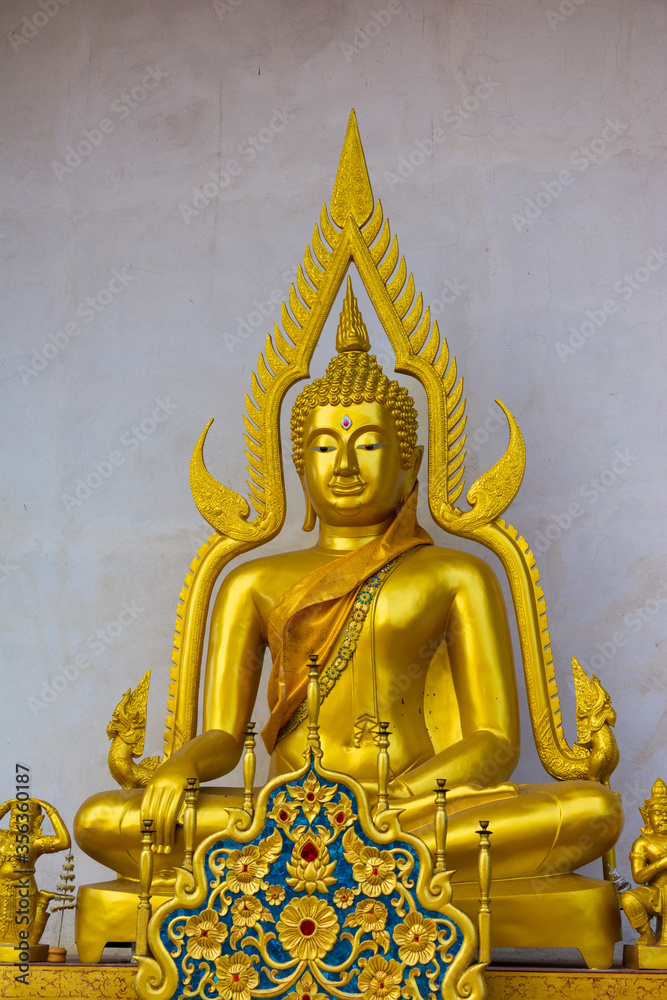 Fototapeta premium Buddha statue at Wat Chedi Luang in Chiang Mai, Thailand