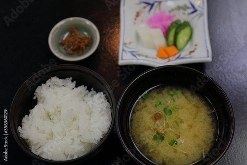 日本の和食、ご飯とお味噌汁