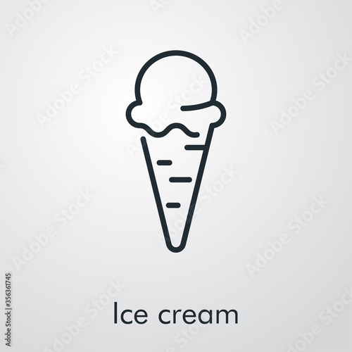 Símbolo helado en cono de galleta. Icono plano lineal con texto Ice cream en fondo gris