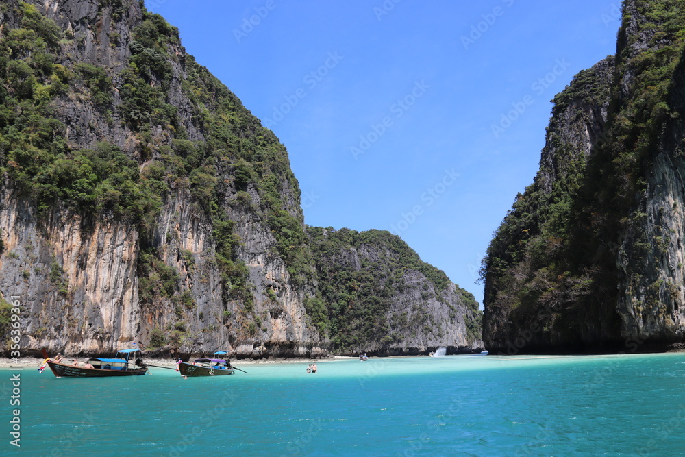 Bateaux sur le lagon à Ko Phi Phi Le, Thaïlande Bateaux sur le lagon à Ko Phi Phi Le, Thaïlande