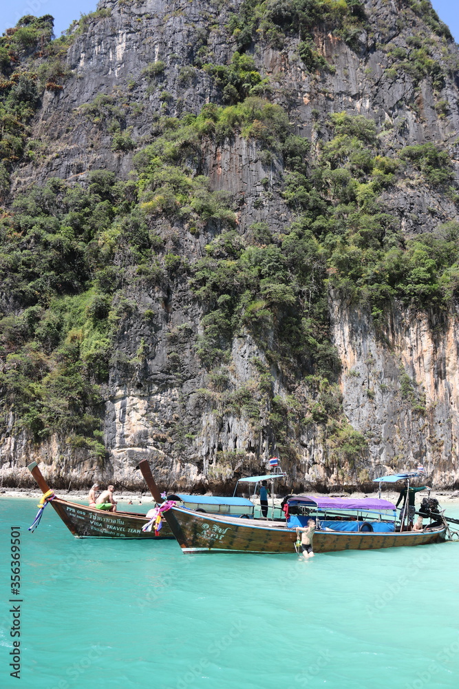 Bateaux sur le lagon à Ko Phi Phi Le, Thaïlande	