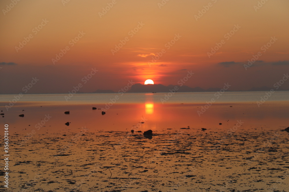 Coucher de soleil sur la mer à Ko Pha Ngan, Thaïlande 