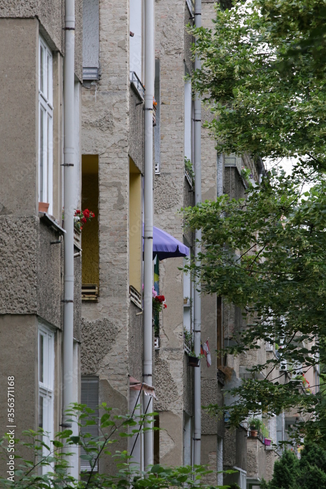 Obraz premium Alte Häuserzeile mit Loggien