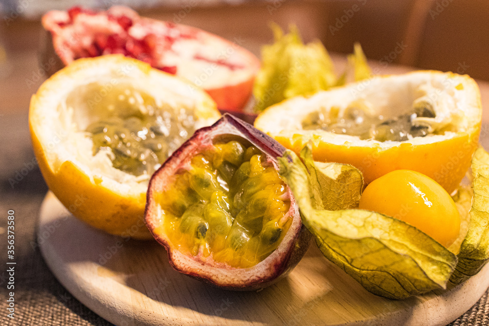 tropischer Früchte Teller - Maracuja, Papaya, Physialis, Granatapfel, Passion Fruit