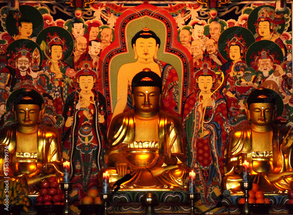 Obraz premium buddha statue in temple korea busan asia