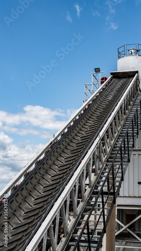 Obraz na płótnie belt conveyor - transport of raw material on the production line - clean factory w salonie