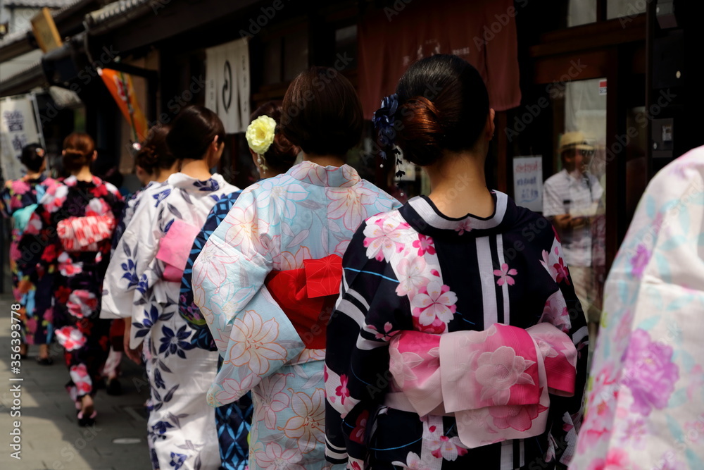 Fototapeta premium 日本の下町の街並み、美しい浴衣の女性たち