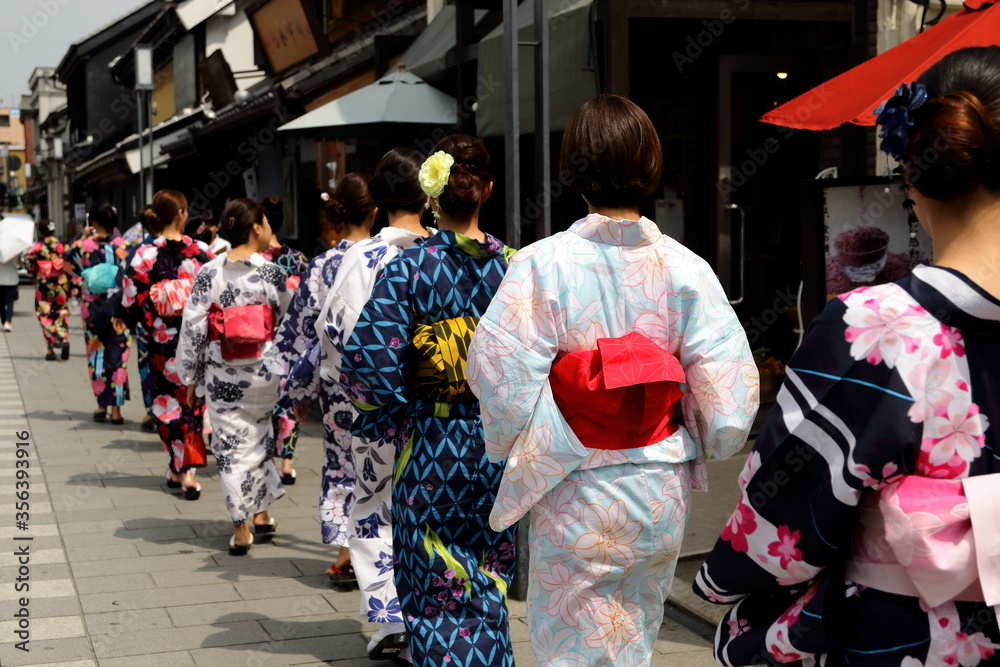 日本の下町の街並み、美しい浴衣の女性たち