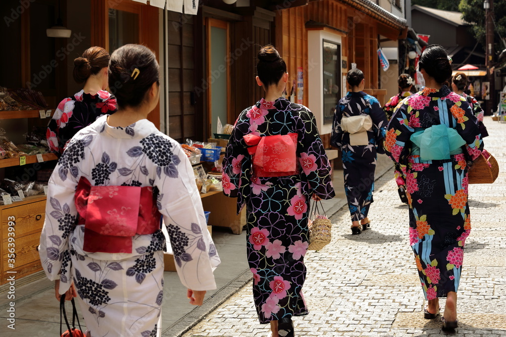 日本の下町の街並み、美しい浴衣の女性たち 日本の下町の街並み、美しい浴衣の女性たち