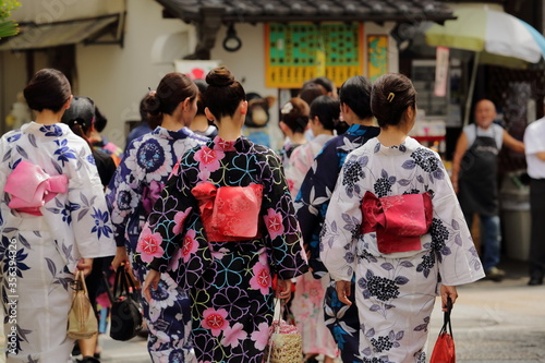 日本の下町の街並み、美しい浴衣の女性たち