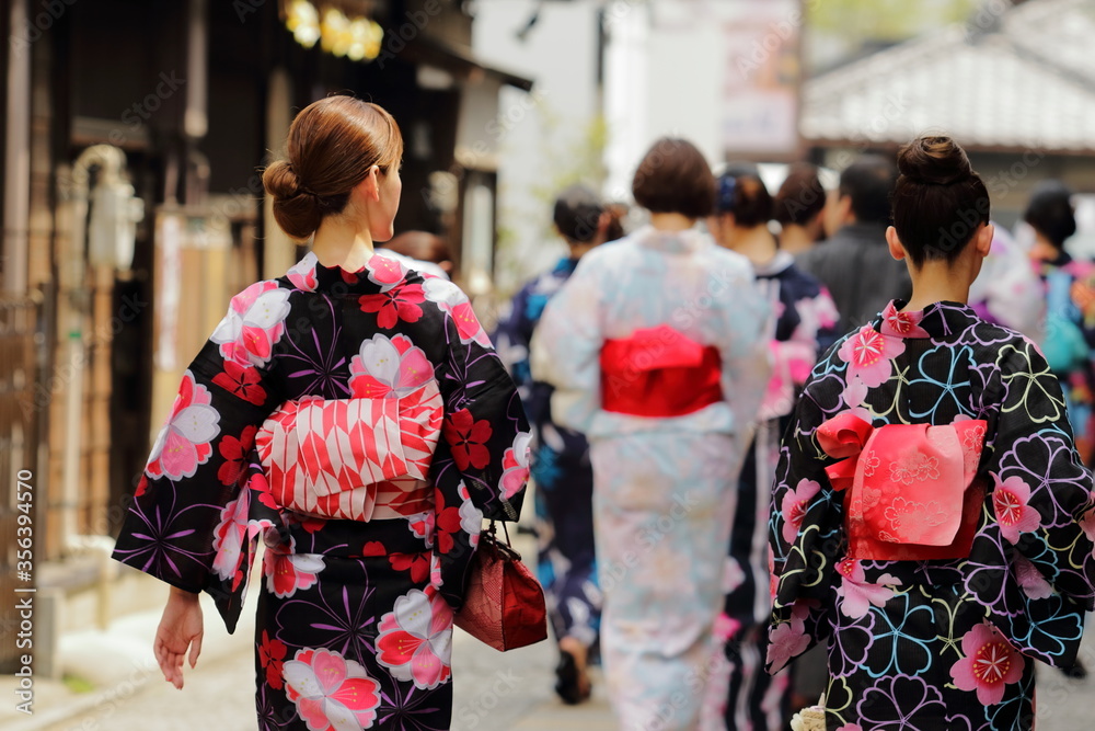 日本の下町の街並み、美しい浴衣の女性たち