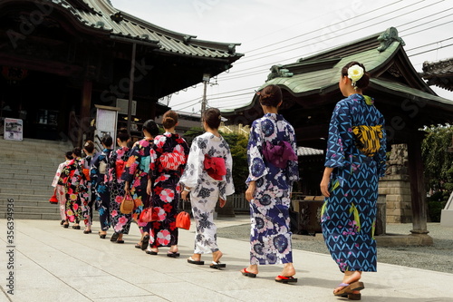 日本の神社、美しい浴衣の女性たち