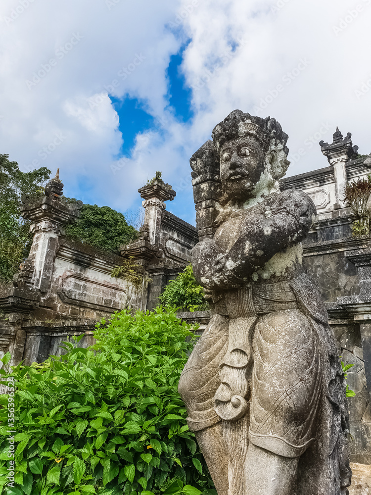 Obraz premium The statue in the Pura Lempuyang Luhur Temple in Bali, Indonesia