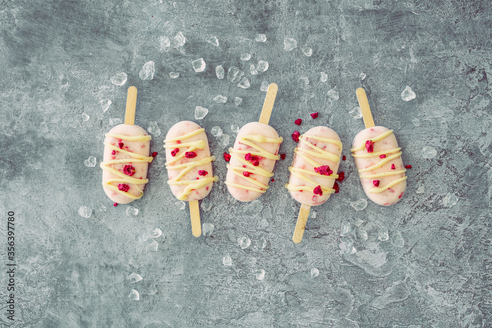 Popsicles mit Himbeer-Buttermilch-Eis Stock Photo | Adobe Stock