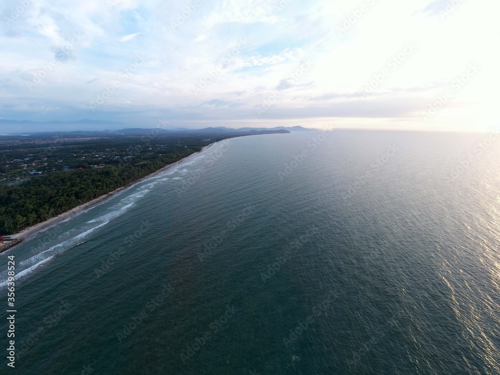 Fototapeta premium Beutiful landscape during sunset at the beach in Sabah, Borneo, Malaysia