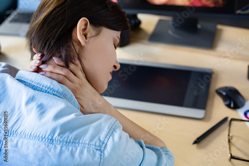 Fotografia Portrait of tired graphic designer working overtime in office