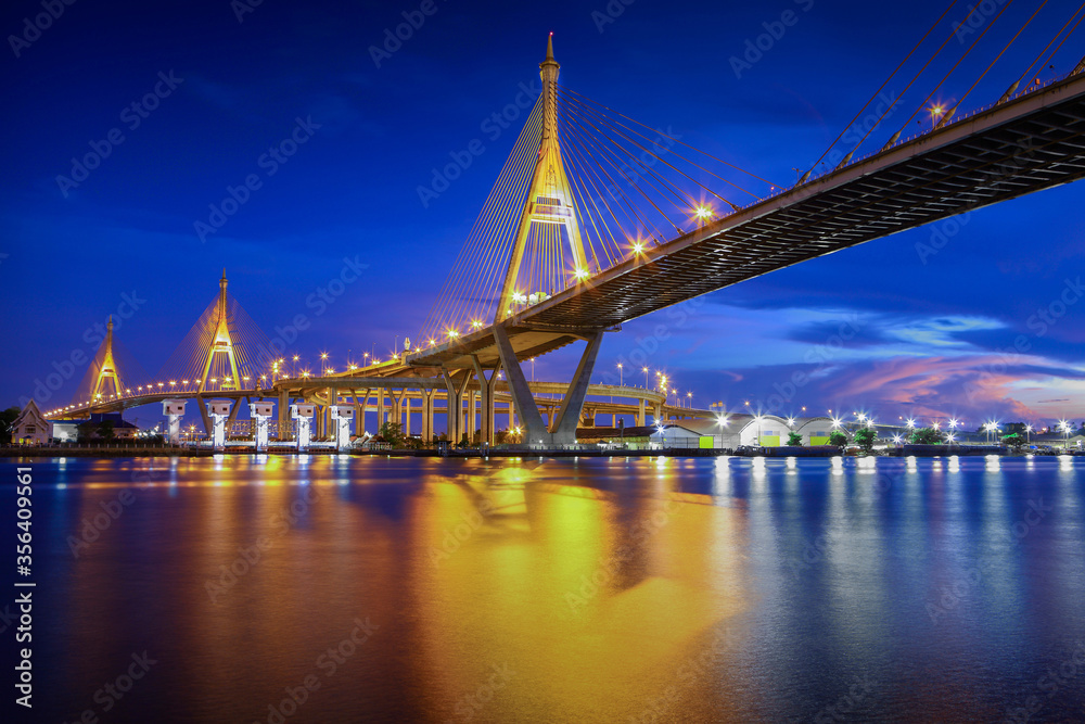 Obraz premium The Bridge across the river at dusk, The Industrail Ring Road
