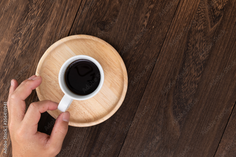木製の器に乗った美味しそうなコーヒーと添えられた砂糖