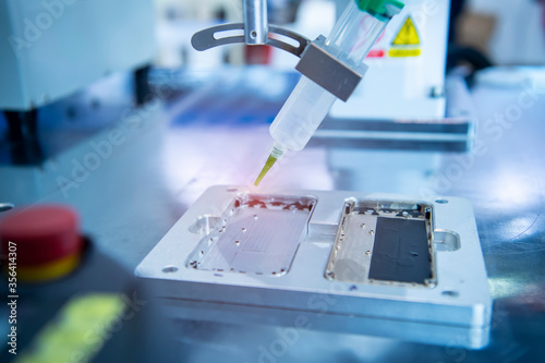 automaitc holding glue syringe Injection in mobile phone factory